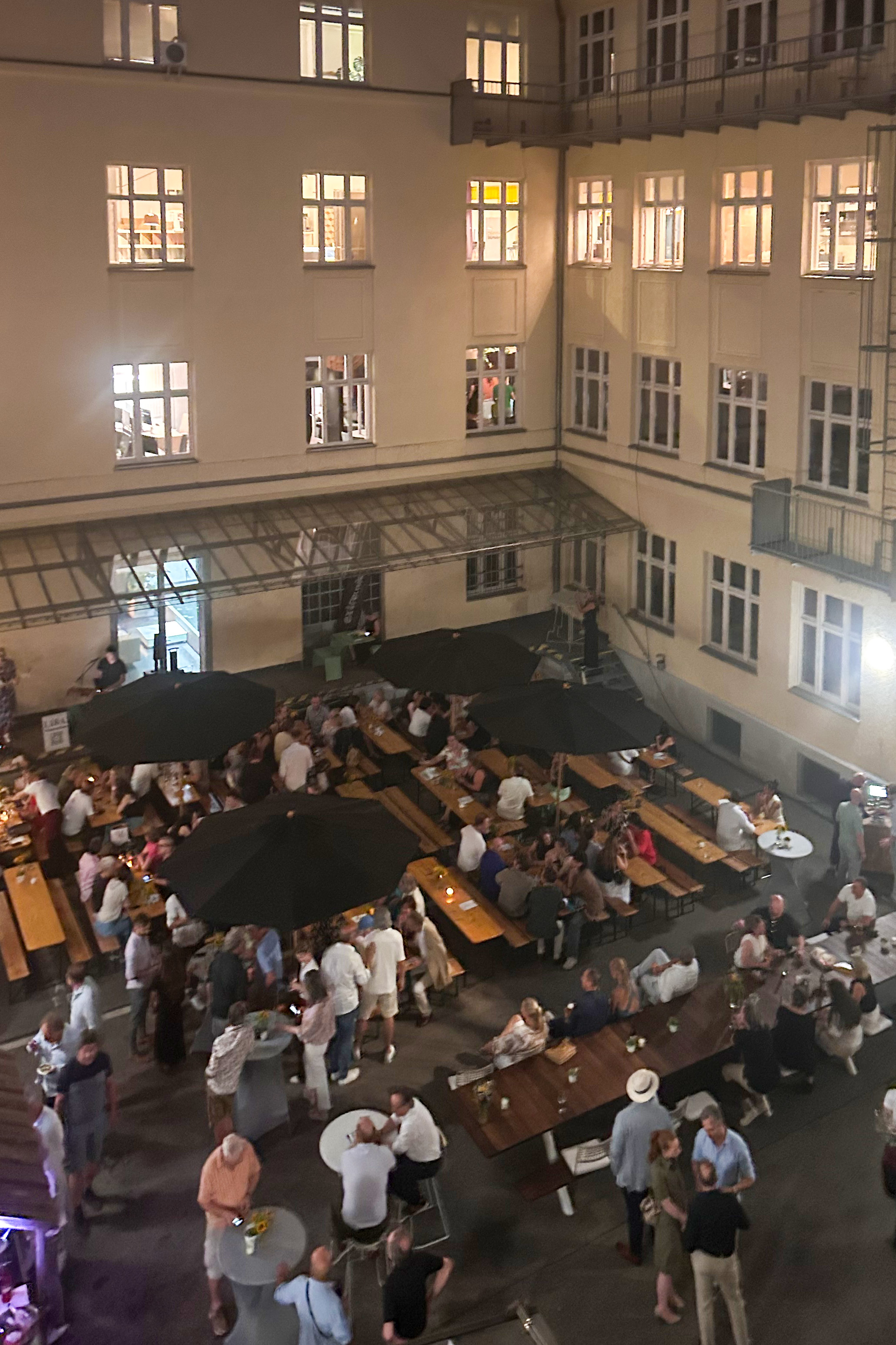 Begegnungen bis lange nach Einbruch der Dunkelheit: Der Innenhof des Alten Fruchthofs blieb auch am Abend zentraler Treffpunkt der SommerWerkschau26.