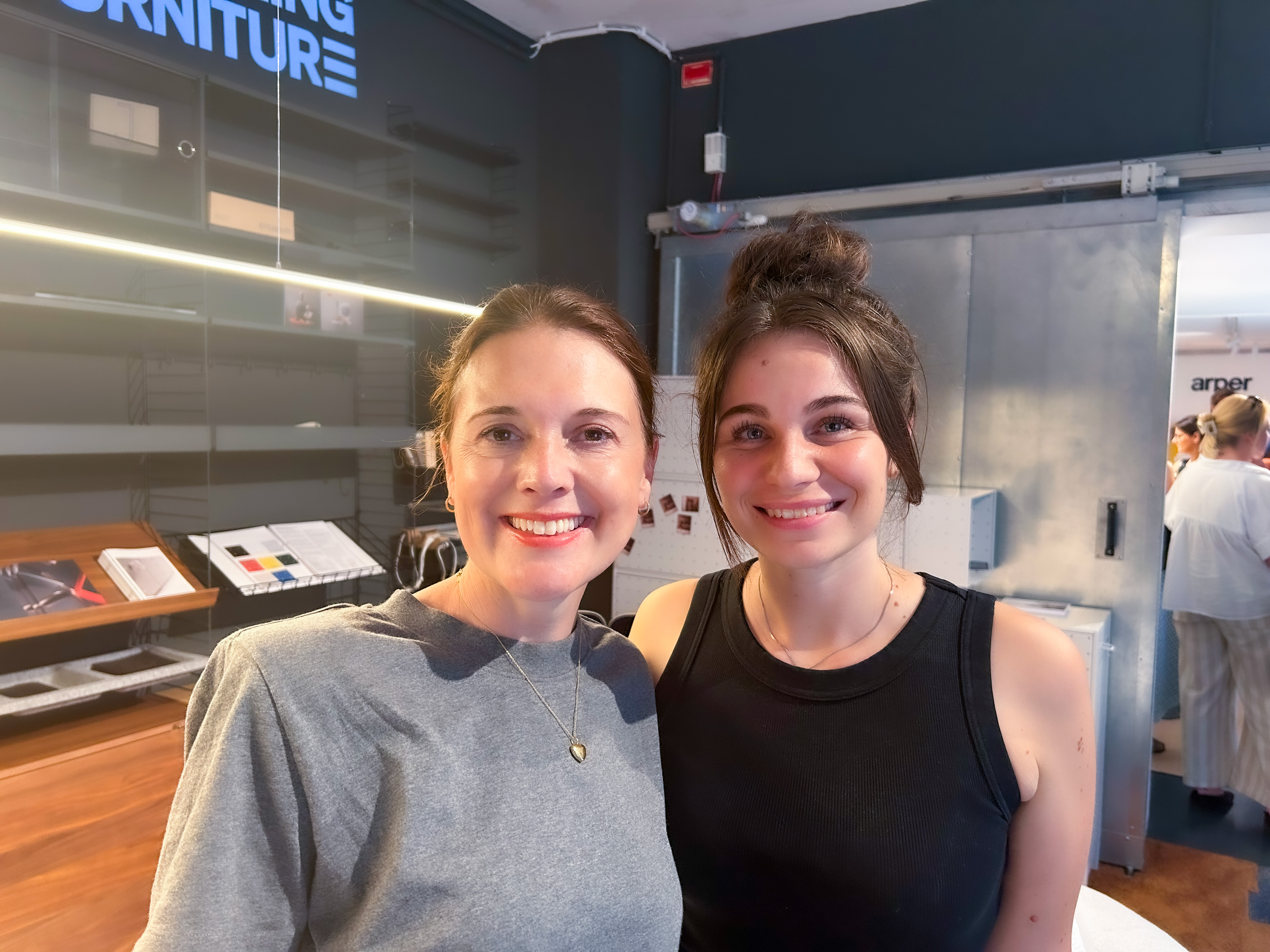 Dr. Mirjam Jentschke und Katja Ehrmann von Smeg: Mit mehreren gut verteilten und gut gefüllten Kühlschränken sorgte die Marke während der SommerWerkschau26 für kühle Getränke.