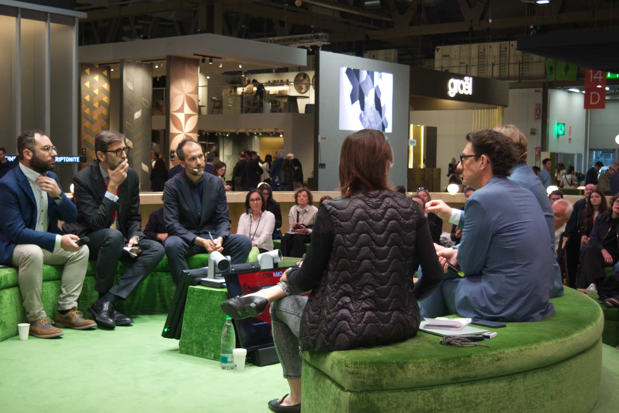 Eröffnungspanel „Contract Sector Opportunities in a Transforming Industry" mit (v.l.n.r.) Daniele Tamborini (Politecnico di Milano), Luca Palermo (FederlegnoArredo Eventi), Ed Stocker (Monocle, Moderation), Lorenza Baroncelli (MAXXI Rom), Gwenaël Nicolas (Curiosity, Tokio) und David Gianotten (OMA).