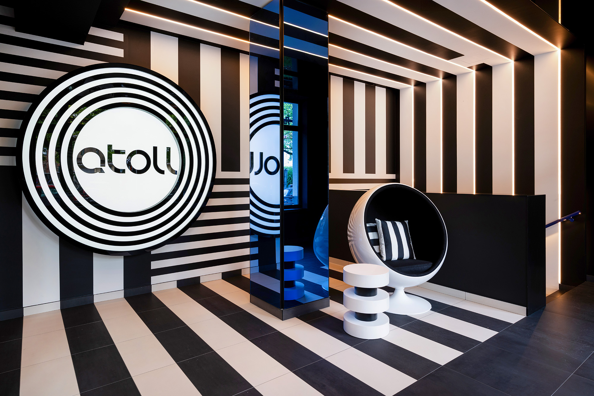 A bowling alley beyond the basement cliché: for Munich’s Atoll, Sebastian Zenker Interior Design translates sport, bar, and atmosphere into a graphic black-and-white world.