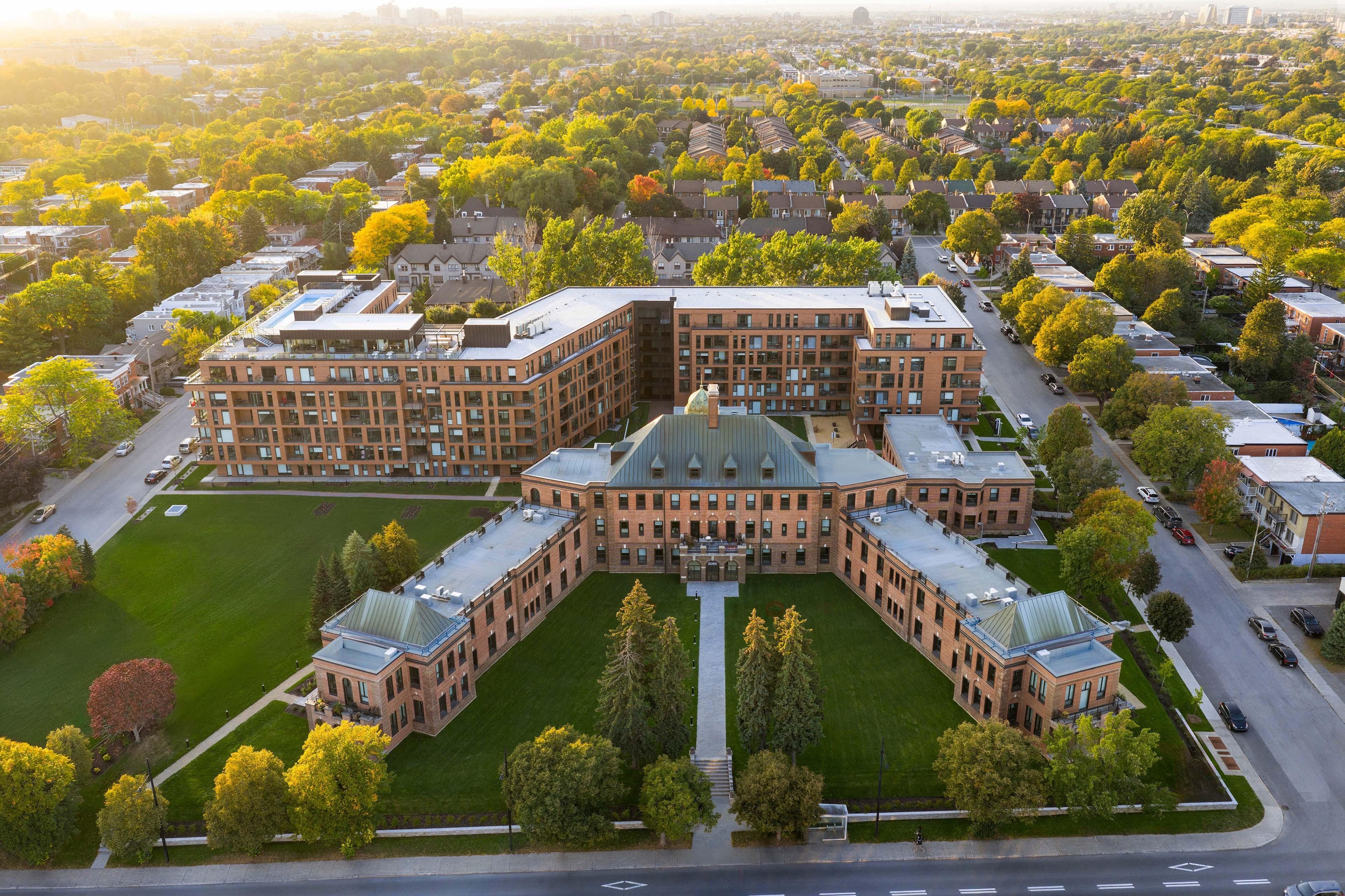 Old in front, new behind: the aerial view clearly shows the concept of Mellem Grace Dart, with the six-storey, 263-unit addition positioned behind the historic hospital.