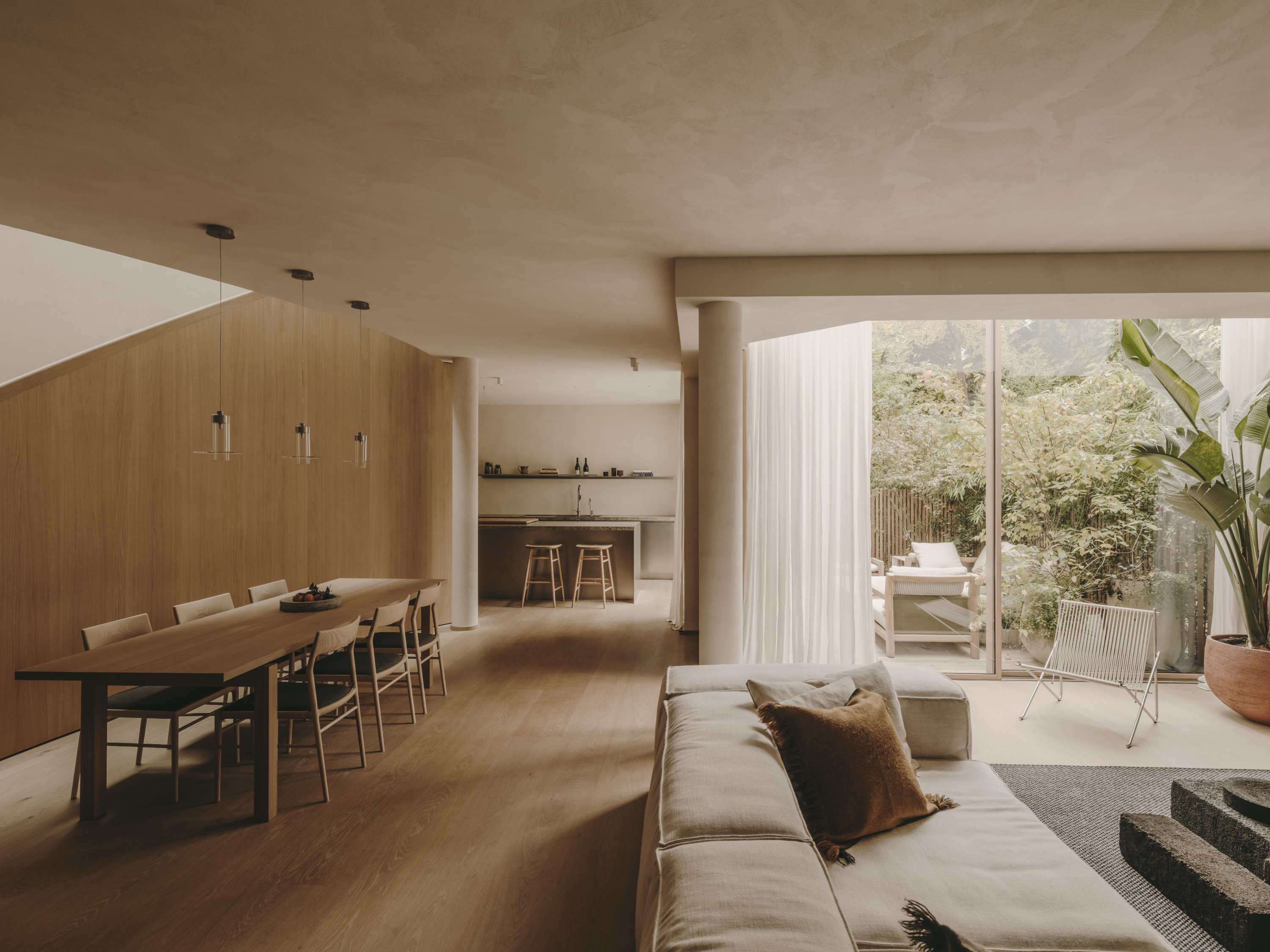 Offen, ruhig, präzise: Der Wohnbereich öffnet sich zum Innenhof – Material und Licht übernehmen die Inszenierung. Foto: Salva López