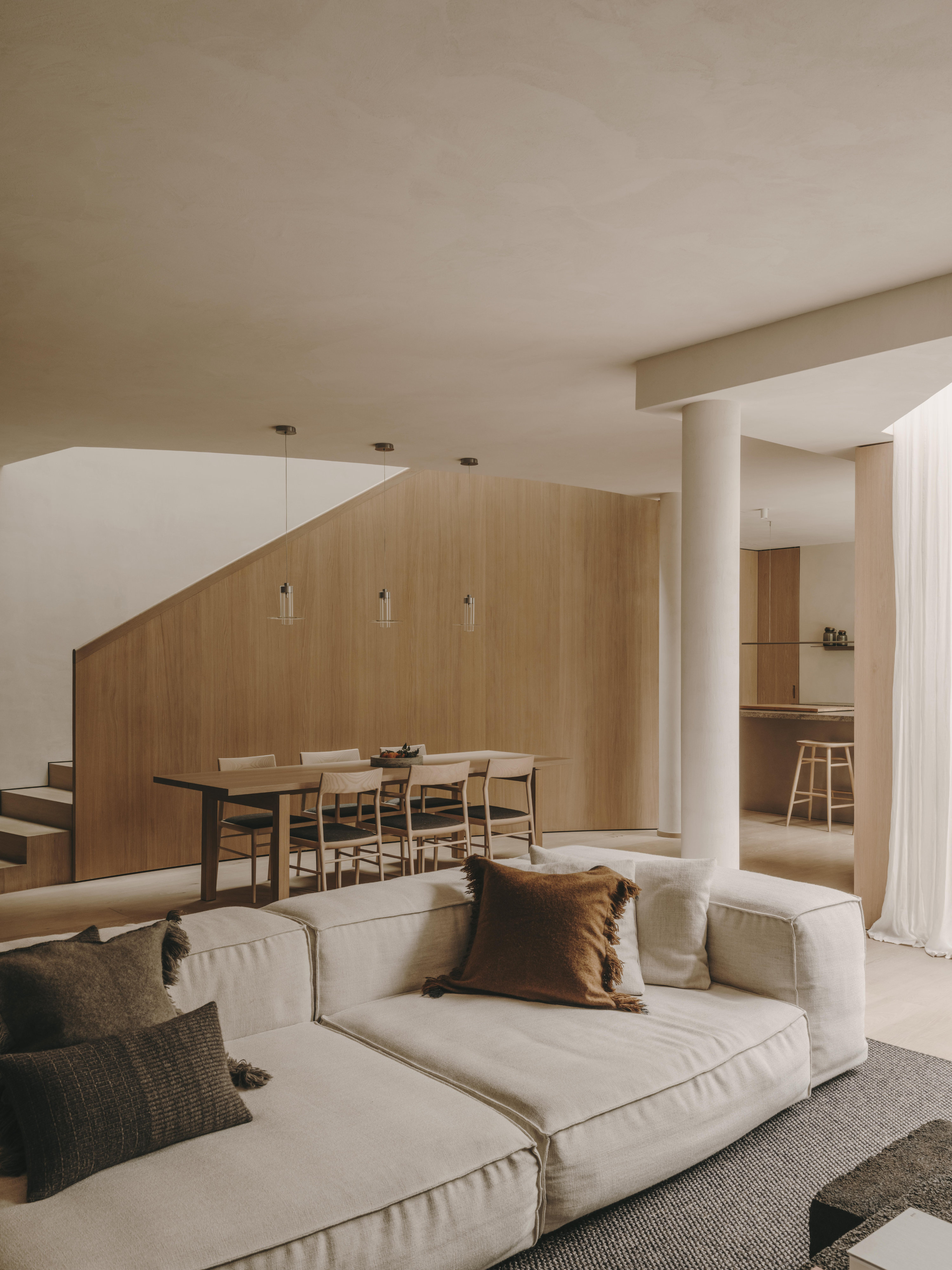 Wohnen, Essen, Kochen – ein Raum: Eiche, Putz und klare Linien verbinden die Funktionen zu einer ruhigen Einheit. Foto: Salva López