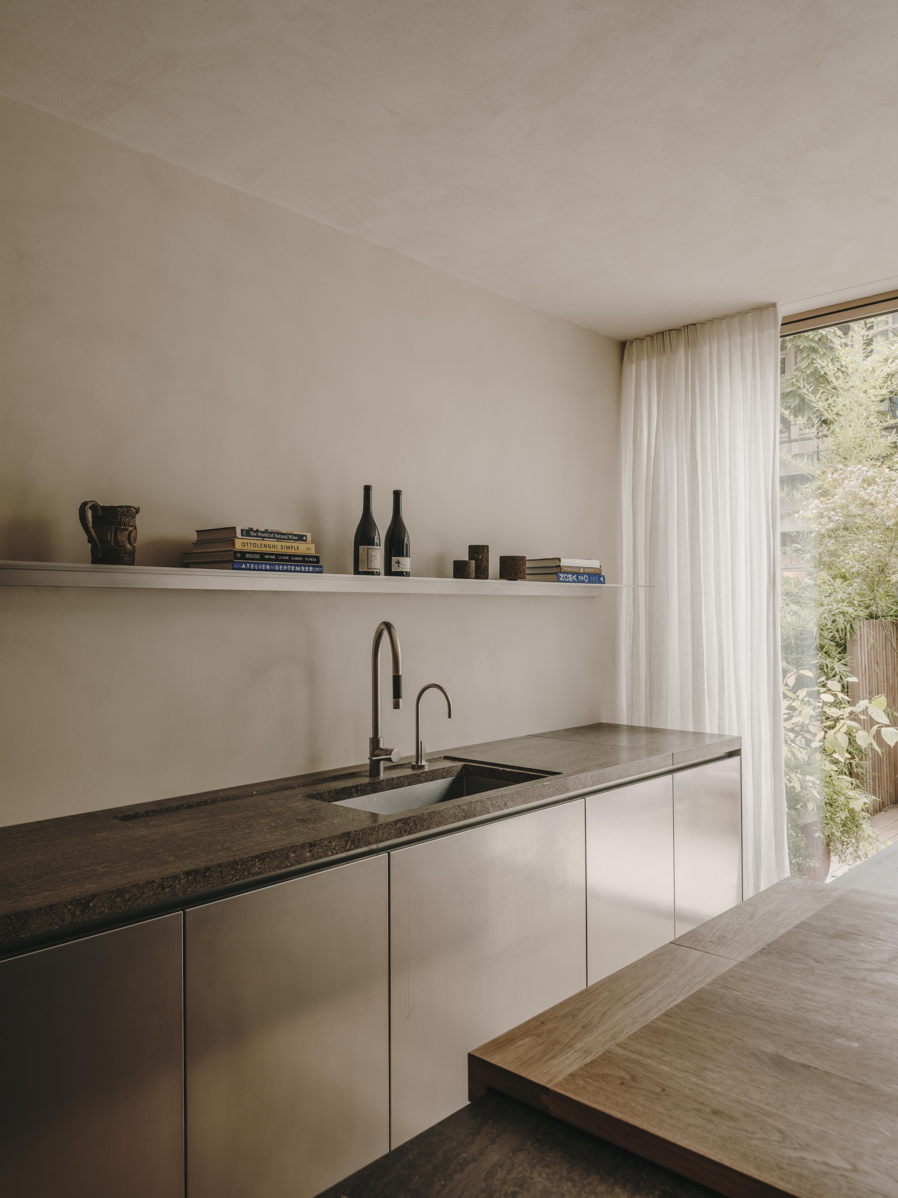 Alles da, nichts zu viel: Die Küchenzeile verschwindet fast – und bleibt trotzdem präsent. Foto: Salva López