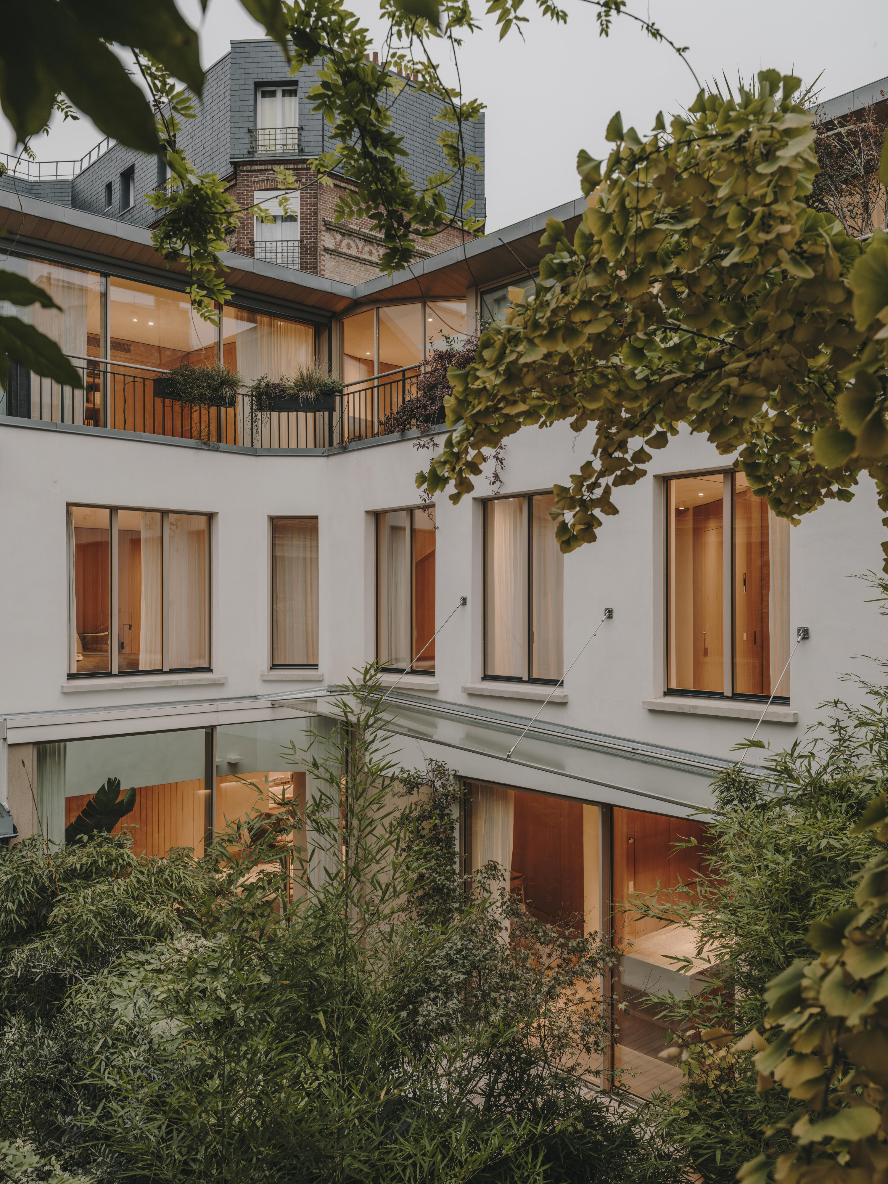 Versteckte Oase: Der Innenhof bringt Licht und Ruhe in ein dicht gebautes Pariser Gefüge. Foto: Salva López