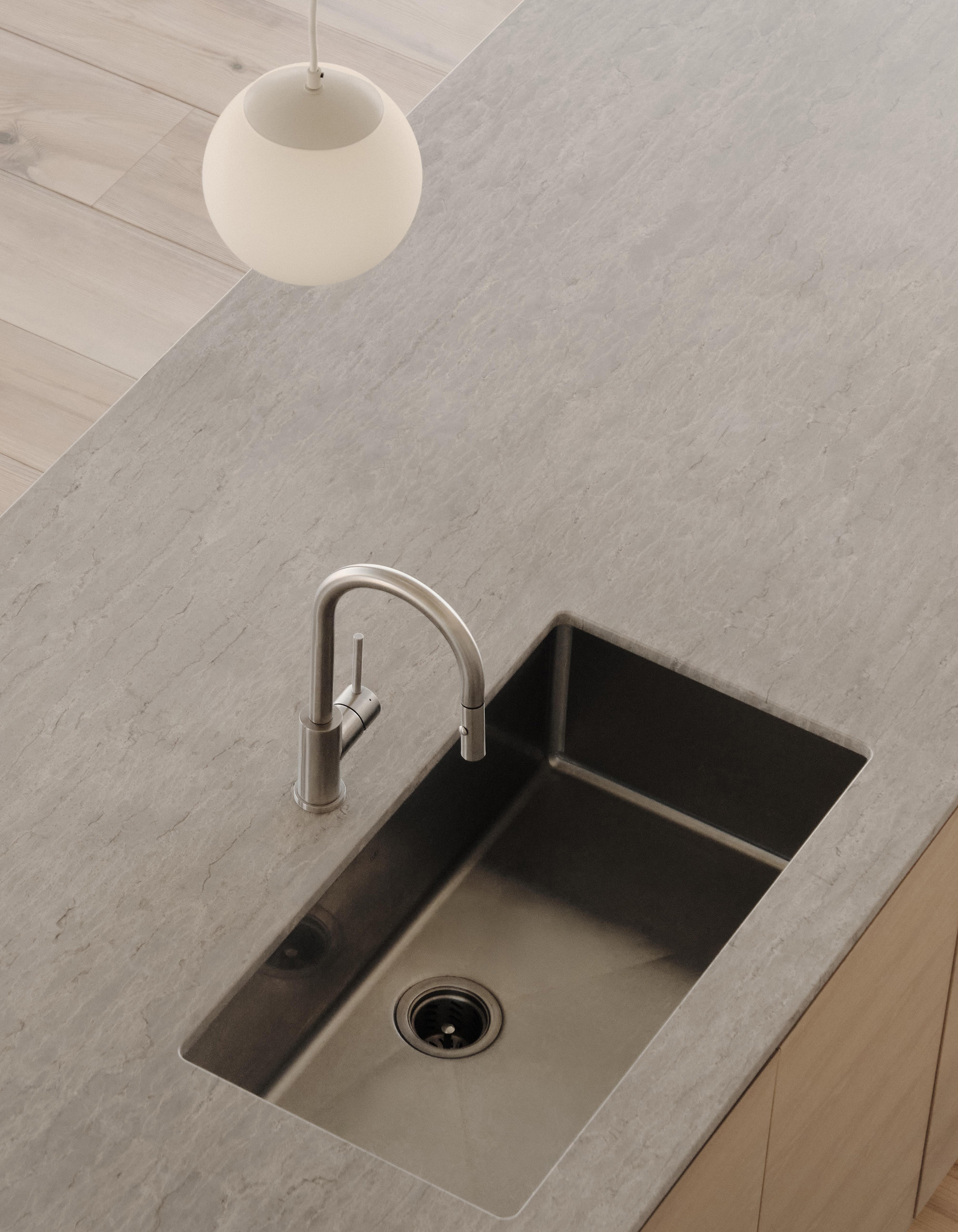 The Polycor kitchen countertop is paired with a Franke sink and a Kohler faucet. The precise junction of materials reflects the interior’s deliberately reduced design language.