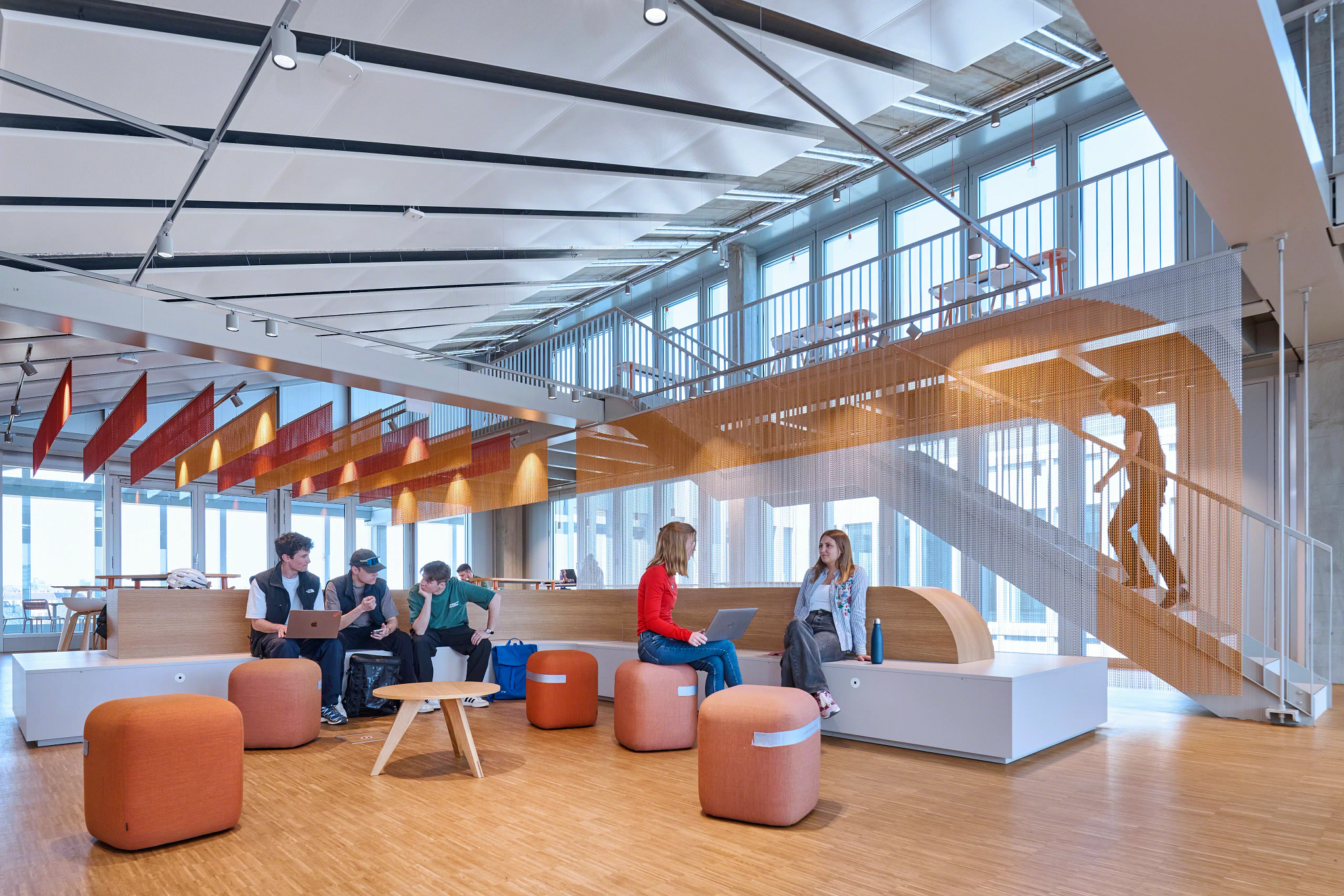 Open lounge area at SRH Campus Berlin: modular seating and informal zones encourage spontaneous exchange beyond traditional classrooms.