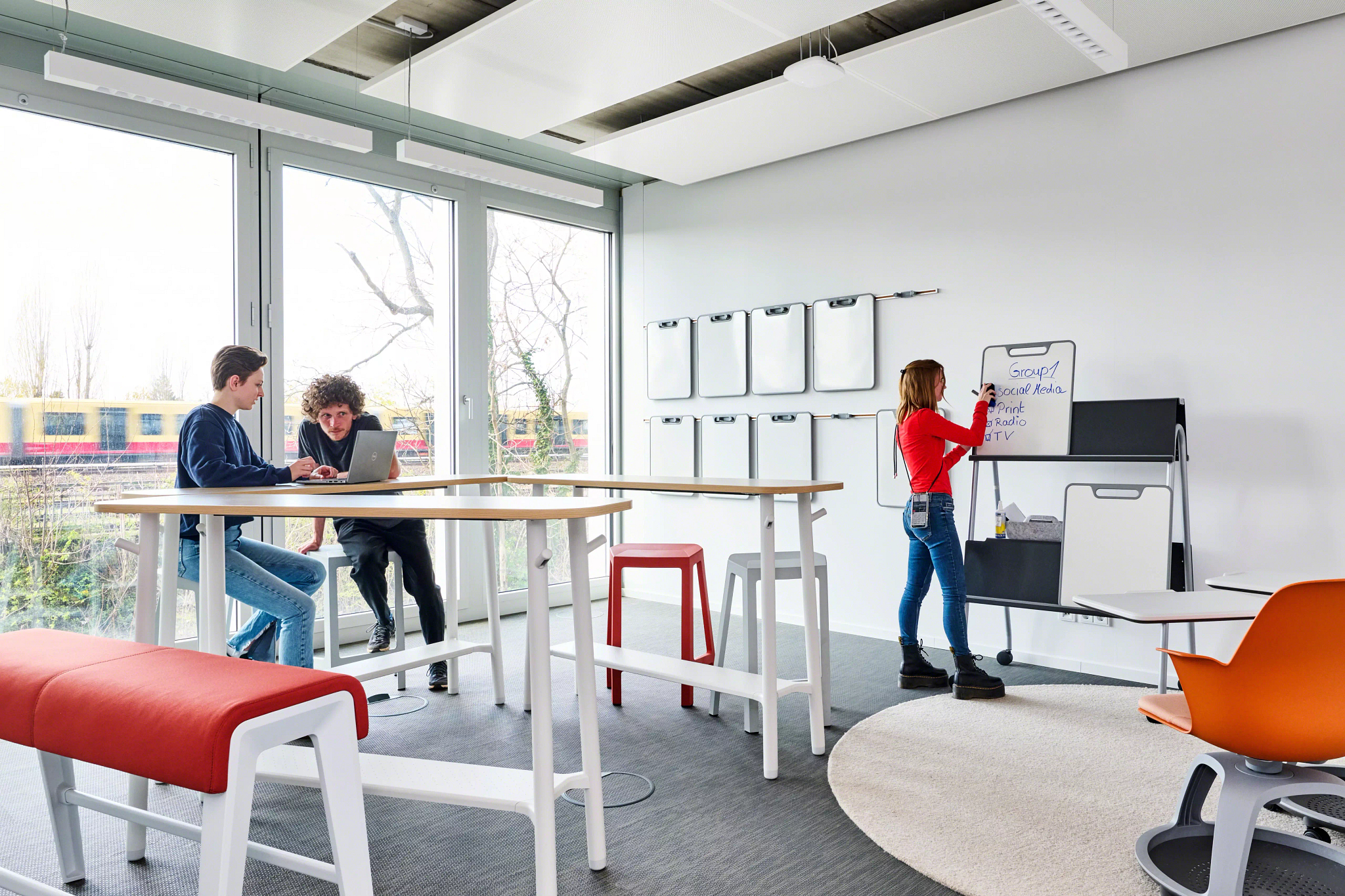 Flexible group workspace: mobile furniture and writable surfaces turn the room into an active tool for collaboration.