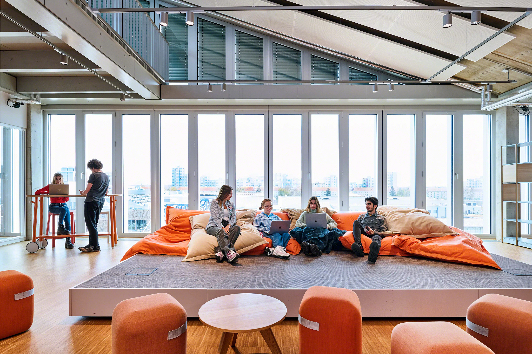 Learning as a shared experience: generous open areas support interaction, movement and informal study formats.