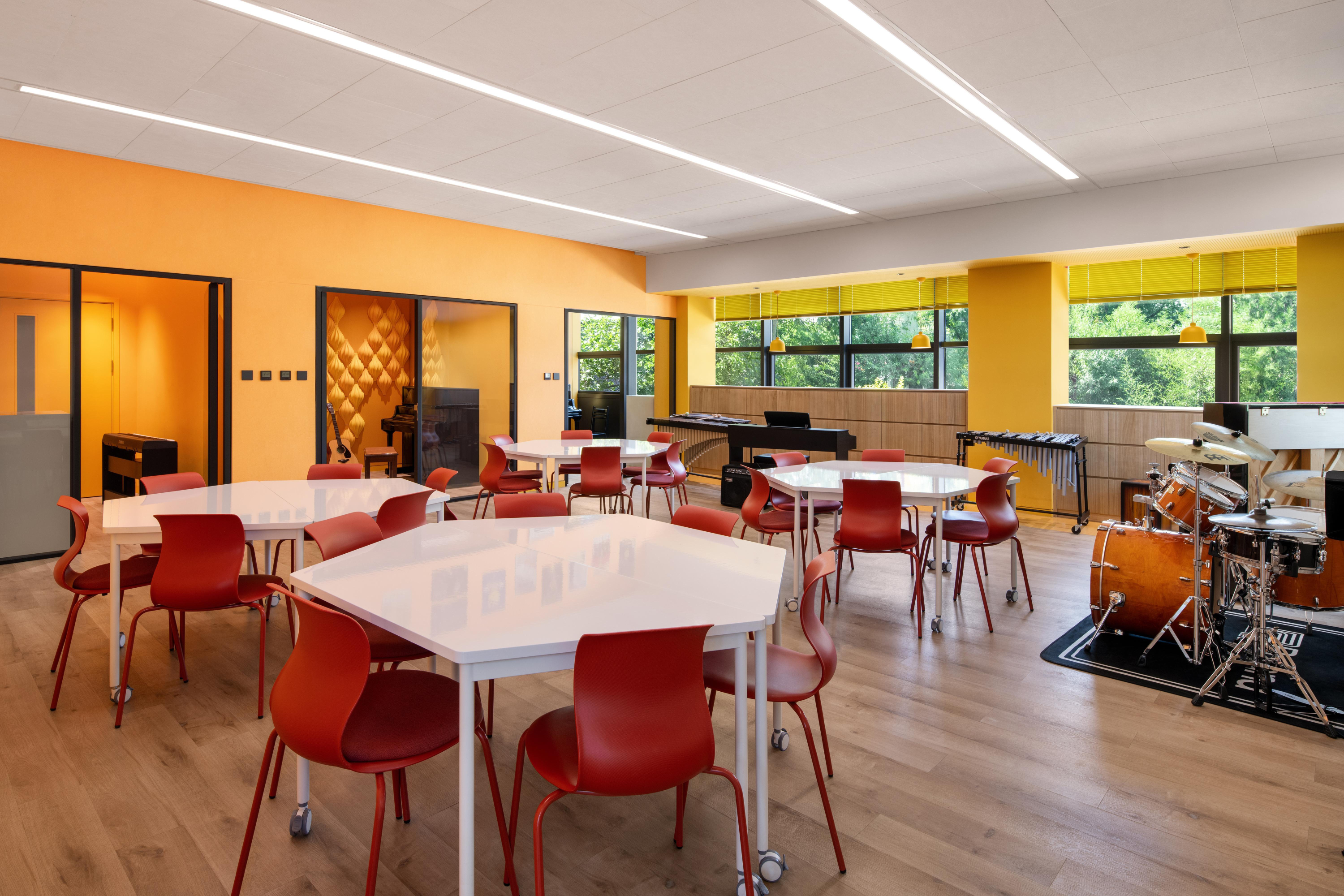 Ein Raum für alles: Unterricht, Gruppenarbeit und Ensembleproben finden parallel statt – mit direkter Anbindung an die Practice Rooms. Foto: Shawn Koh