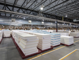 Produktionshalle mit gestapelten Schaumstoffplatten in einer Tempur-Pedic-Fertigung in Duffield, Virginia.