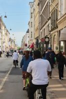 Cyclists and pedestrians on a busy street in Copenhagen during 3daysofdesign.