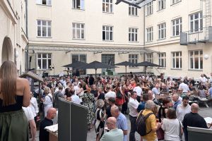Crowded courtyard at Munich’s Alte Fruchthof during SommerWerkschau26.